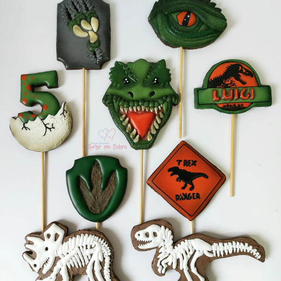 Biscoitos com formatos diversos de dinossauro.